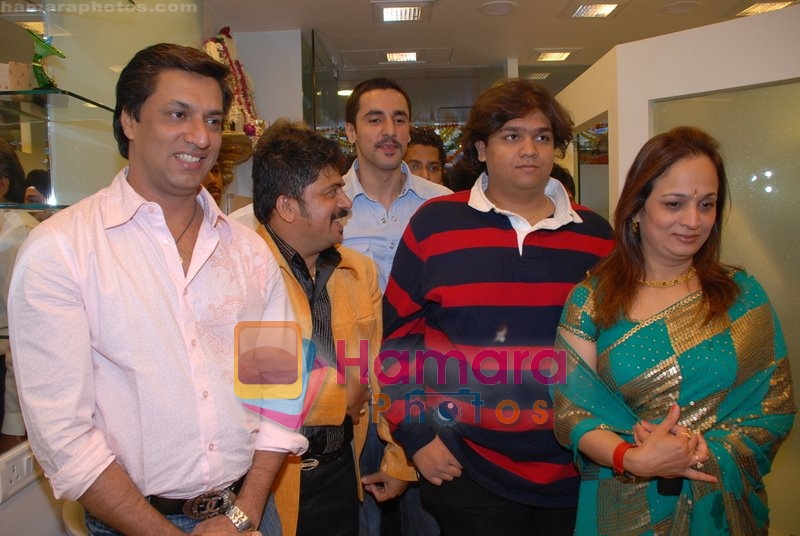 Madhur Bhandarkar with Shiva, Smita Thackeray and son Rahul at the launch of Siva's hair salon in Lokhandwala on July 14th 2008 