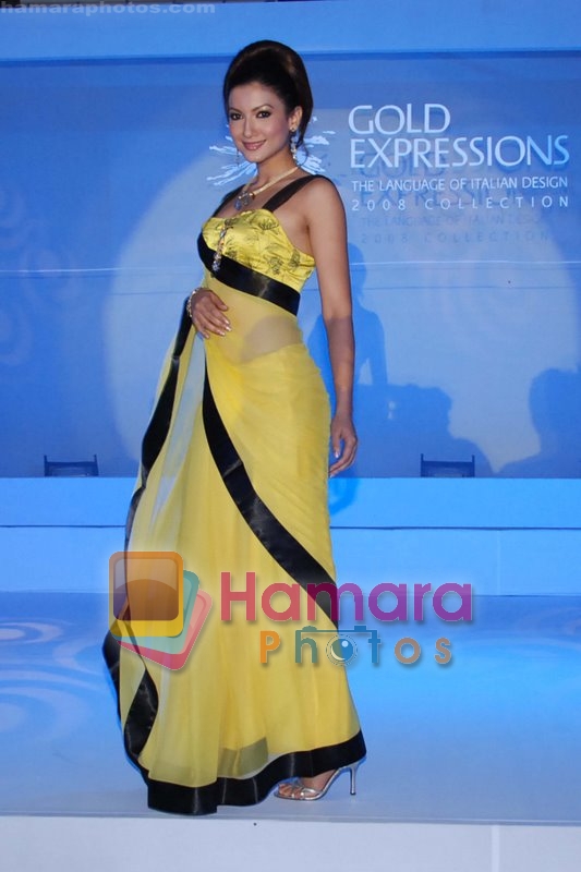 Gauhar Khan walks on the ramp for Gold Expressions 2008 Collection in New Delhi on 15th July 2008