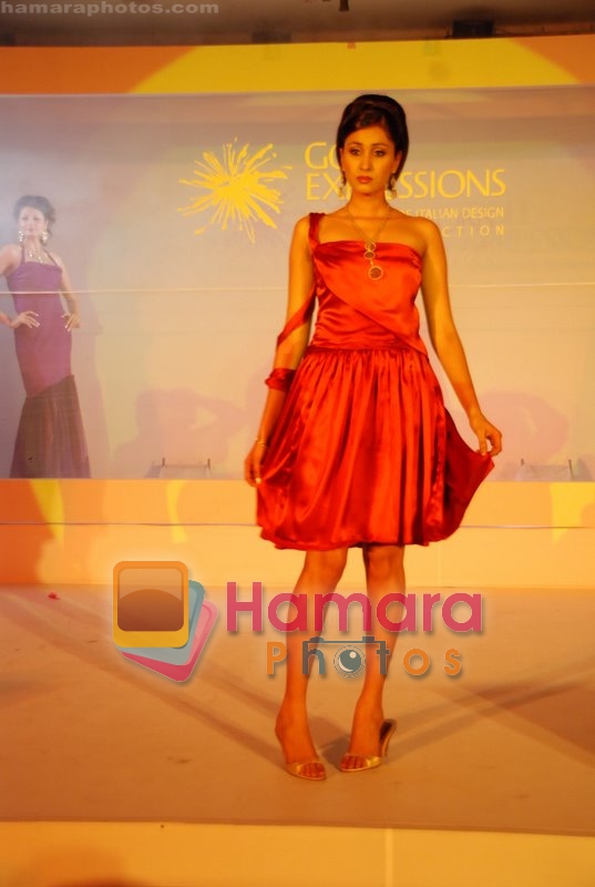 Model walks on the ramp for Gold Expressions 2008 Collection in New Delhi on 15th July 2008