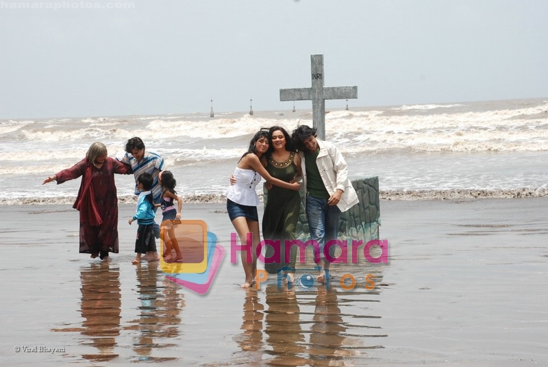 Helen, Rahul Roy and Padmini Kolhapure at Bachpan on location in Madh on 18th July 2008
