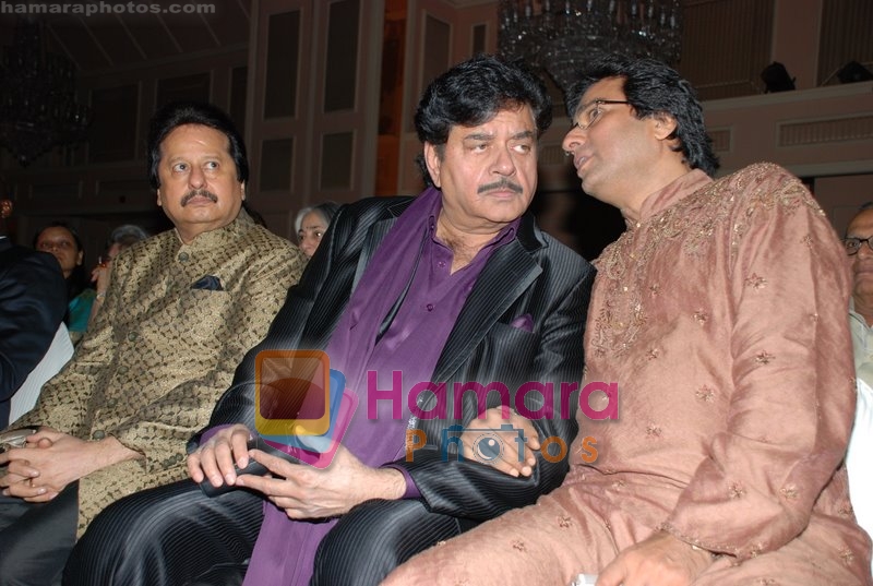 Shatrughan Sinha, Pankaj Udhas, Talat Aziz  at Khazana concert in Trident on July 25th 2008
