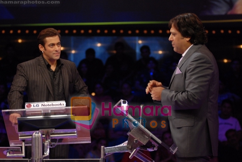 Salman and Govinda playing 10 Ka Dum