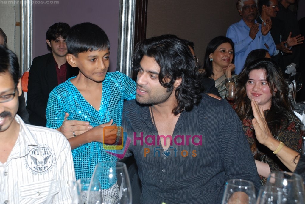 Sikander Kher at Indian Cancer Society's charity dinner in Taj Hotel on July 27th 2008