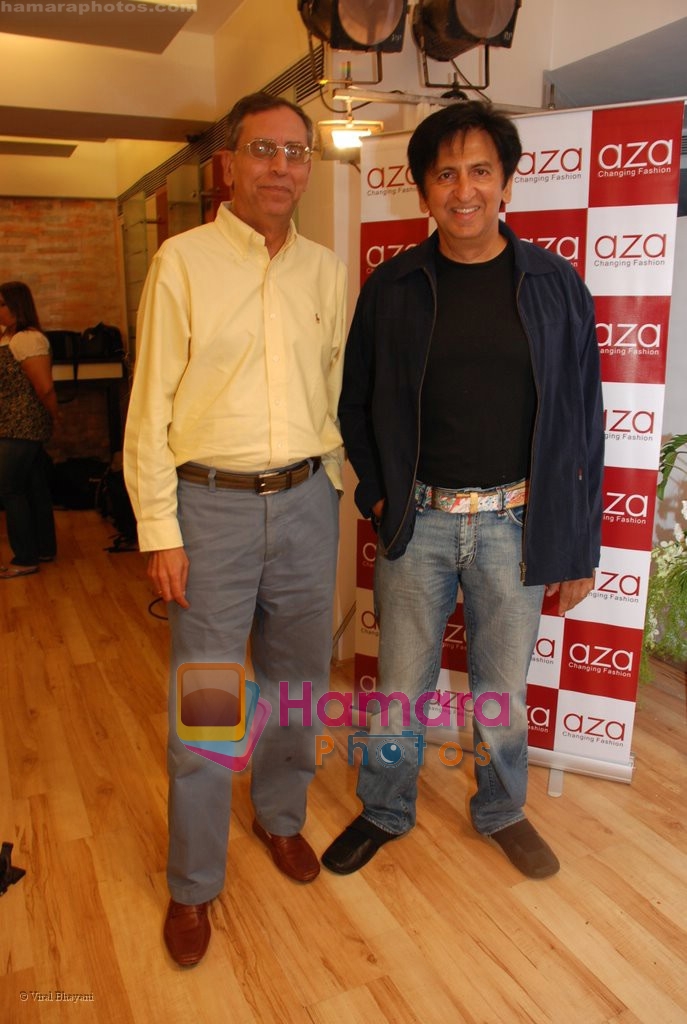 Anil Chopra with Kailash Surendranath at the launch of the new collection _Aza_ on July 28th 2008 -san