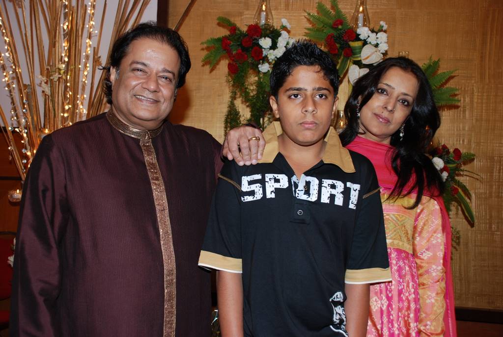 Anup Jalota with family at Anup Jalota's Birthday Bash in Sunville,Worli on July 29th 2008 