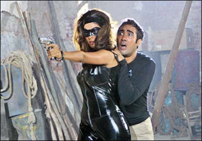 Ranvir Shorey, Mallika Sherawat in a still from UGLY AUR PAGLI 