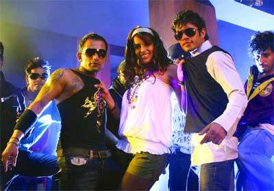 Mallika Sherawat  in a still from UGLY AUR PAGLI 