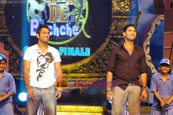 Mahendra Singh Dhoni and Yuvraj Singh along with kids at Gini & Jony Chak De Bachche Finals in 9X on 2nd August 2008