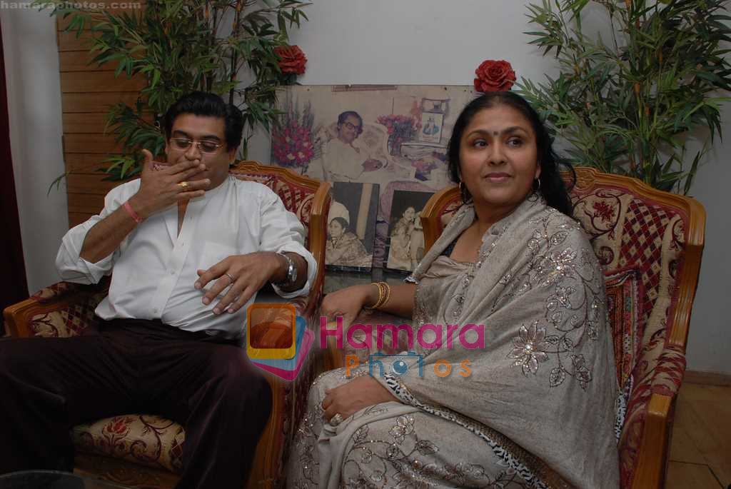 Amit Kumar, Leena Chandavarkar gives approval to make a biopic film on Kishore Kumar by UTV in Kishore Kuamr's residence on August 4th 2008 