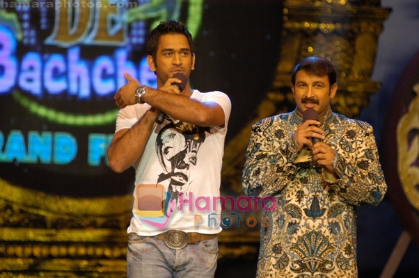Dhoni and Manoj Tiwari at Gini & Jony Chak De Bachche Finals in 9X on 2nd August 2008