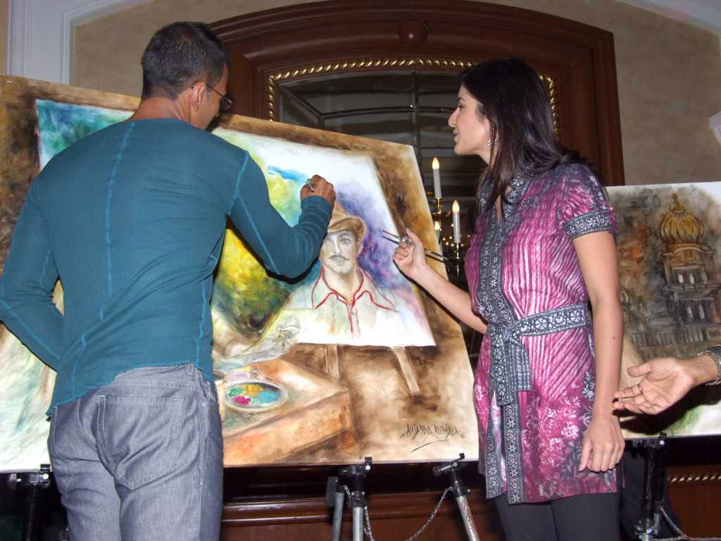 Akshay Kumar, Katrina Kaif at Anjana Kuthiala's paintings inspired by Singh is King in ITC Parel on August 5th 2008  - Copy