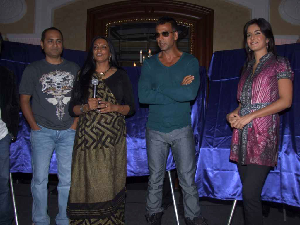 Vipul Shah, Akshay Kumar, Katrina Kaif at Anjana Kuthiala's paintings inspired by Singh is King in ITC Parel on August 5th 2008 