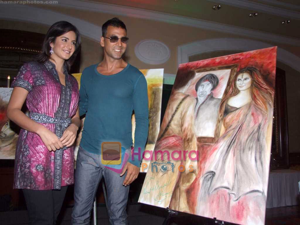 Akshay Kumar, Katrina Kaif at Anjana Kuthiala's paintings inspired by Singh is King in ITC Parel on August 5th 2008  - Copy