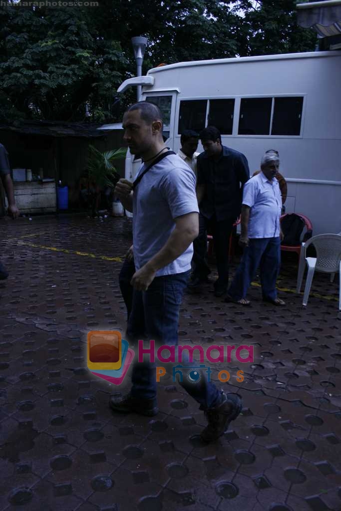 Aamir Khan on Location of movie Gajni at Fame Malad on August 7th 2008 