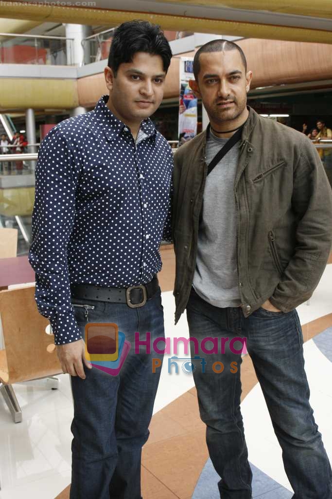 Bhushan Kumar, Aamir Khan on Location of movie Gajni at Fame Malad on August 7th 2008 