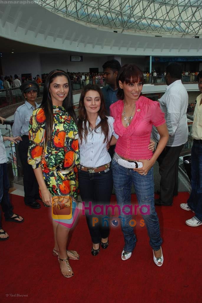 Deepika Padukone, Minissha Lamba, Bipasha Basu at the Bachna Ae Haseeno team at Fame Vashi on August 14th 2008 