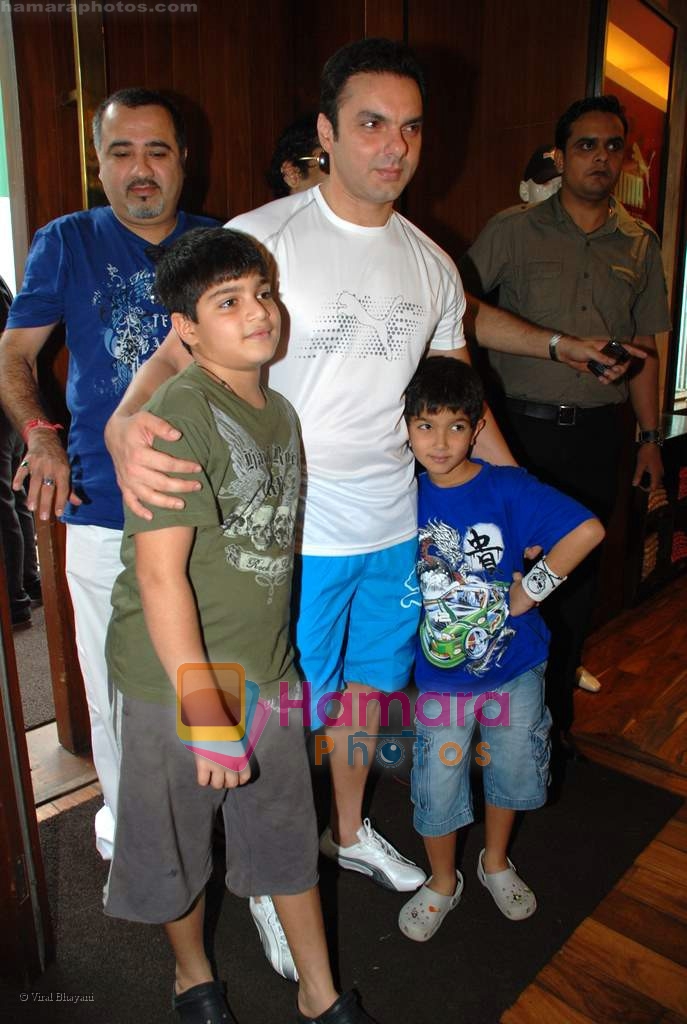 Sohail Khan with Kids at the PUMA Golf Open in Hard Rock Caf�, Mumbai on August 17th 2008 