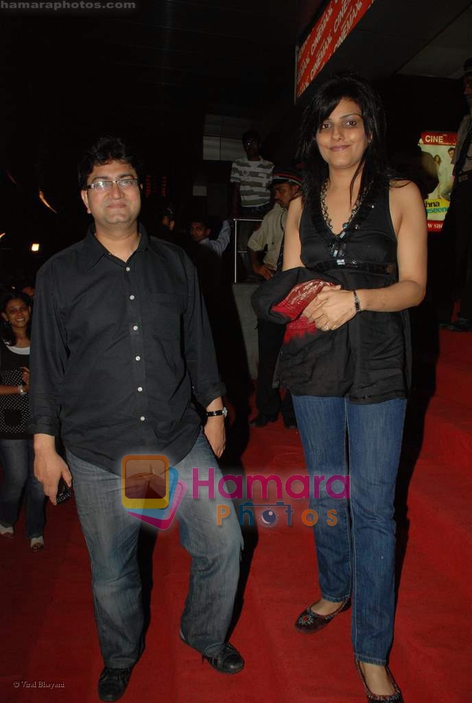 Prasoon Joshi with wife at the Bachna Ae Haseeno special screening in Cinemax on 14th August 2008