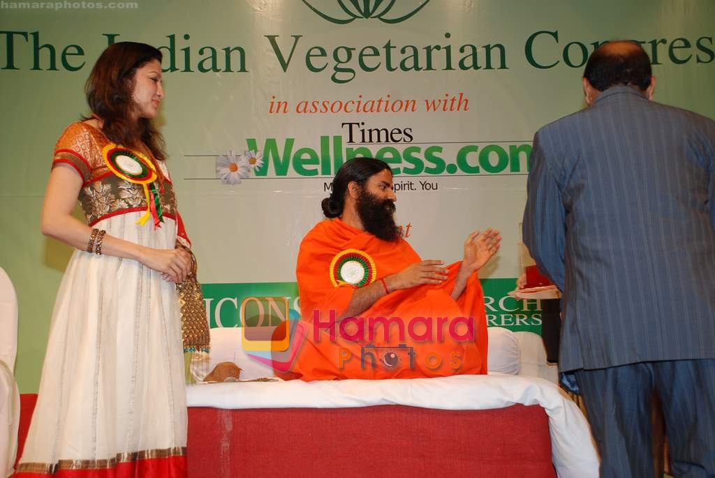 Aditi Govitrikar, Swami Ramdev at Vegetarian congress awards in NCPA on August 23rd 2008 