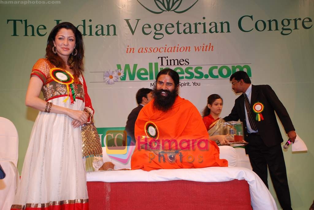 Aditi Govitrikar, Swami Ramdev at Vegetarian congress awards in NCPA on August 23rd 2008 