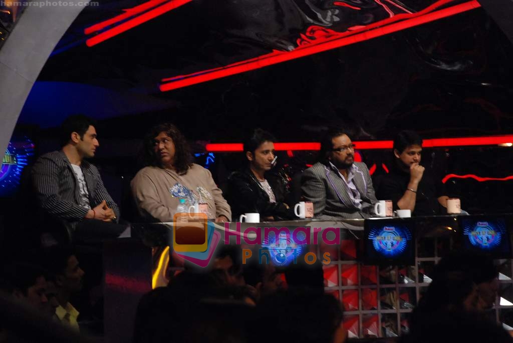 Shiney Ahuja, Monty Sharma,Sukhwinder Singh, Ismail Darbar, Bhushan Kumar on the sets of Amul Star Voice of India in Film City on August 25th 2008 