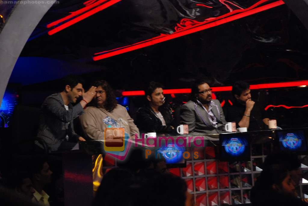 Shiney Ahuja, Monty Sharma,Sukhwinder Singh, Ismail Darbar, Bhushan Kumar on the sets of Amul Star Voice of India in Film City on August 25th 2008 
