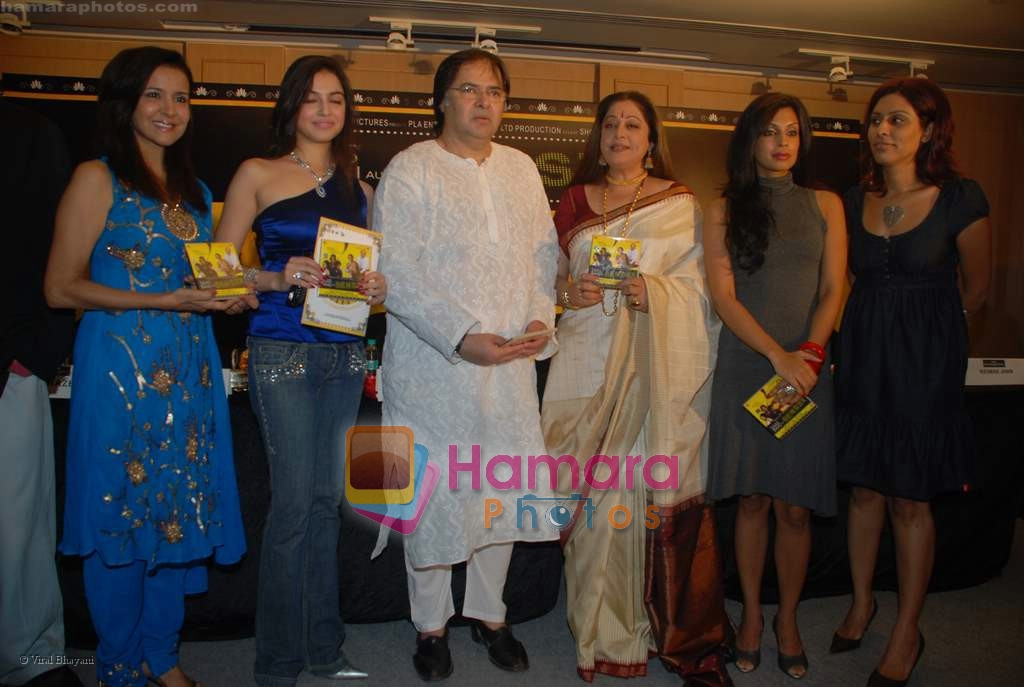 Sharon Prabhakar, Divya Khosla, Farooq Sheikh, Kirron Kher, Masumi Makhija at Saas Bahu Aur Sensex music launch in Fun Republic on 27th August 2008 