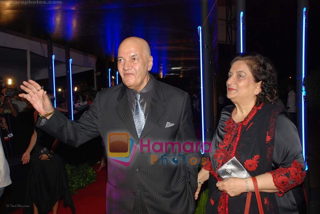 prem chopra with wife at Rock On Premiere in IMAX Wadala on 28th August 2008