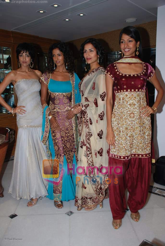 Jesse Randhawa, Sheetal Malhar, Tapur Chatterjee and Nethra Raghuraman at the new festive and jewellery Collections by Prriya & Chintan on 11th August 2008 