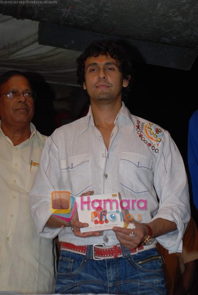 Sonu Nigam Lauches Maha Ganesha Allbum along with wife and Kid in Siddhivinayak Temple on 11th August 2008 