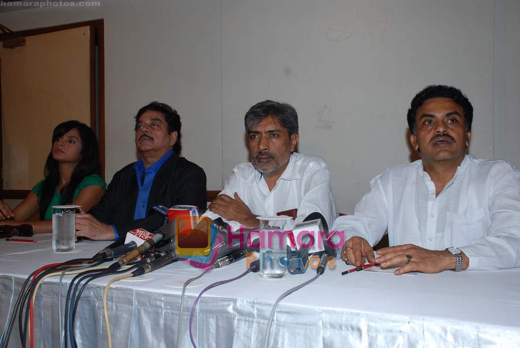 Shatrughan Sinhaat a Press Conference organised to help Bihar flood victims in Raheja Classic on 5th September 2008 