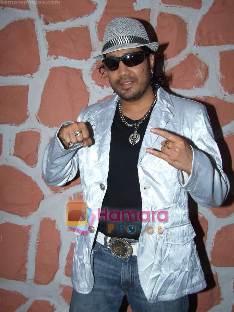 Mika Singh on the sets of Chak De Bachche in Cinevistas on 5th September 2008 