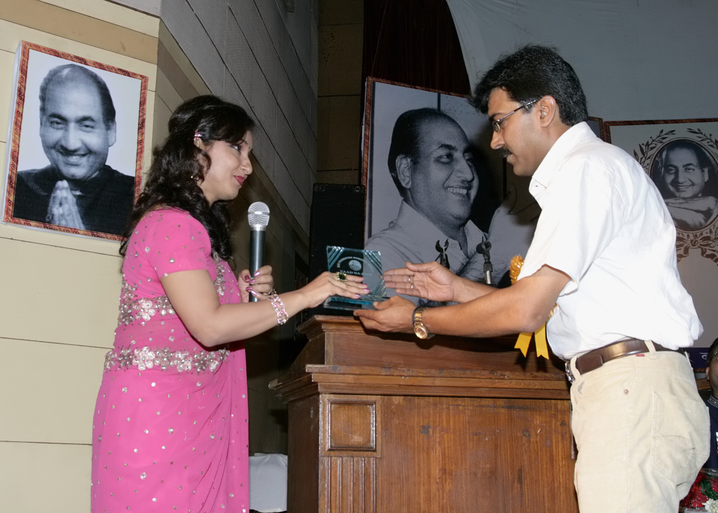 8(300708)-Ms. Maneesha Dubey, being greeted by Shri Ranjan Sharma, Executive Member, RFMS