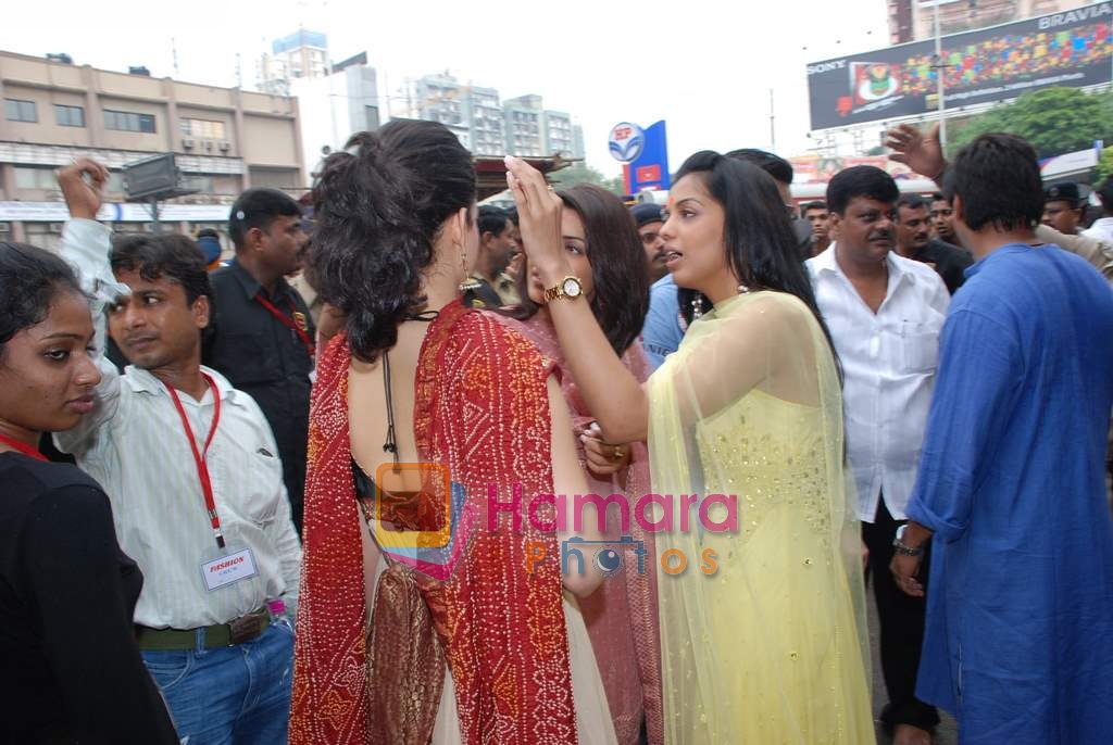 Kangana Ranaut, Priyanka Chopra, Mugdha Godse and Fashion star cast visit Siddhivinayak temple on 11th September 2008 