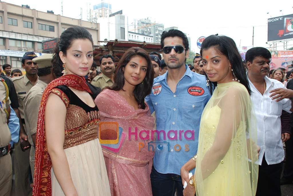 Kangana Ranaut, Priyanka Chopra, Arjan Bajwa, Mugdha Godse and Fashion star cast visit Siddhivinayak temple on 11th September 2008 