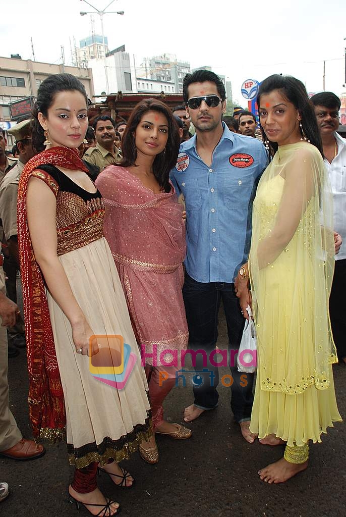 Kangana Ranaut, Priyanka Chopra, Arjan Bajwa, Mugdha Godse and Fashion star cast visit Siddhivinayak temple on 11th September 2008 