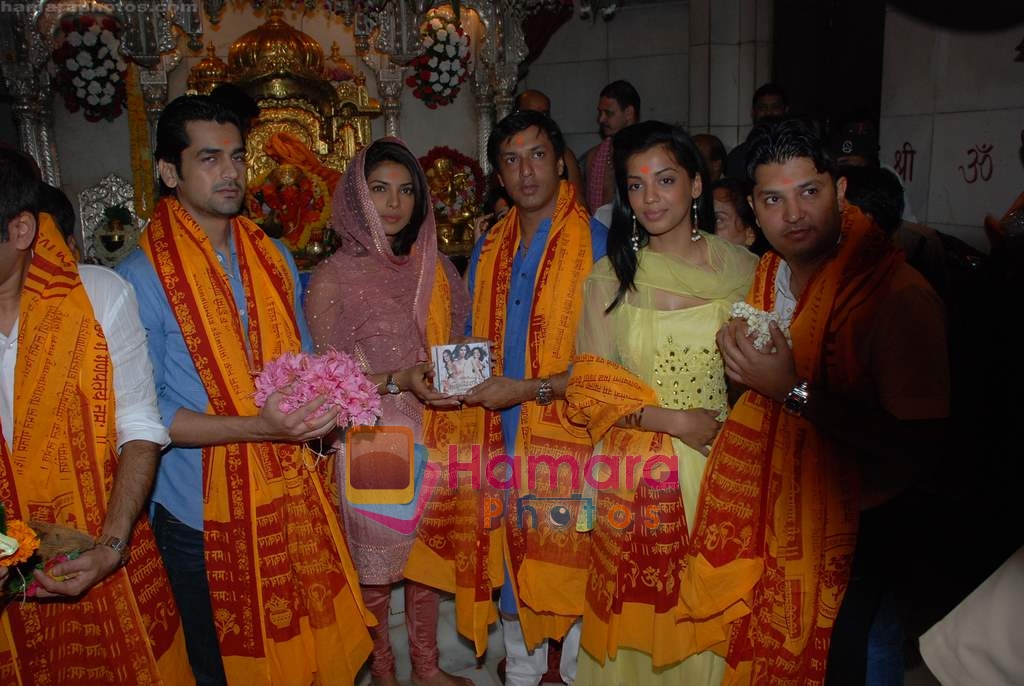 Arjan Bajwa, Priyanka Chopra, Mugdha Godse and Fashion star cast visit Siddhivinayak temple on 11th September 2008 