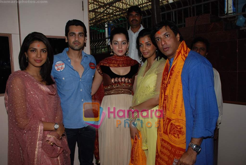 Priyanka Chopra , Madhur Bhandarkar, Arjan Bajwa, Kangana Ranaut, Mugdha Godse and Fashion star cast visit Siddhivinayak temple on 11th September 2008 