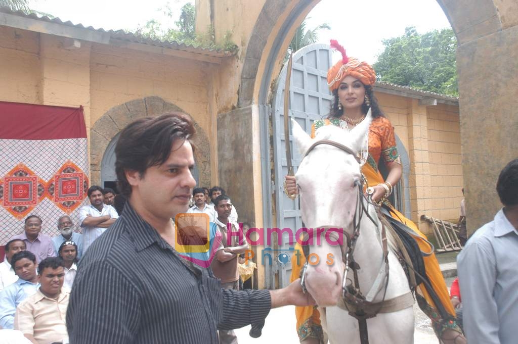 Meera, Rahul Roy on location of Jhansi Ki Rani film in Filmistan on 12th September 2008 