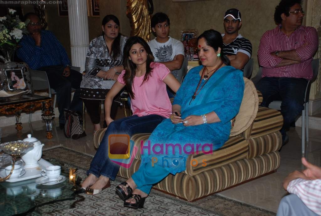 Shamita Shetty with her mom at the Blessing Ceremony in Kiran Bawa's residence on 12th September 2008 