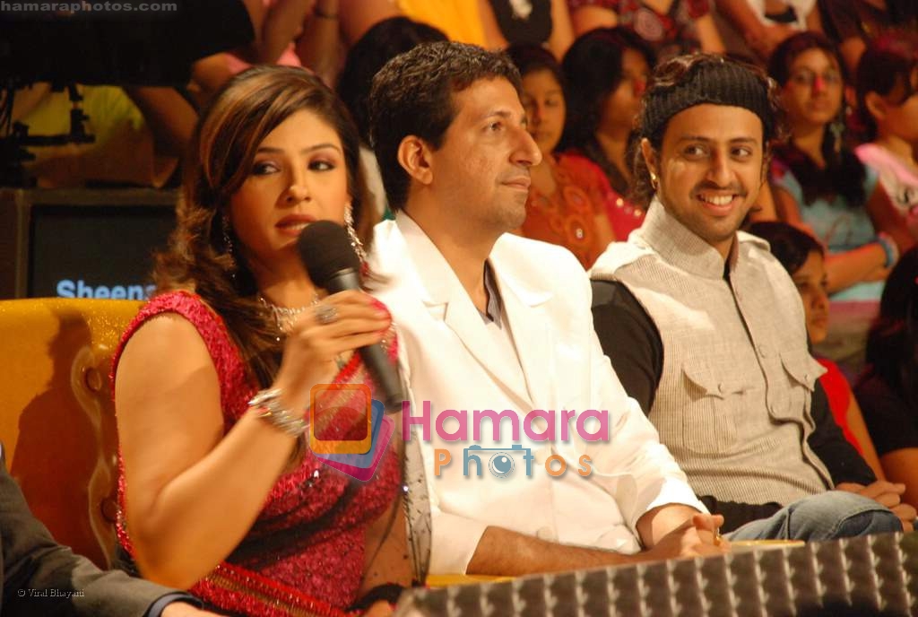 Raveena Tandon, Sulaiman and Salim Merchant on the sets of Chak De Bachche in Kanjurmarg on 15th September 2008 
