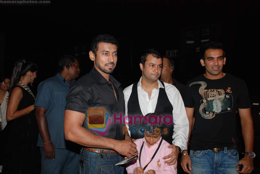 Zaheer Khan at Ashish Sonis Show at HDIL Couture Week on 17th September 2008 