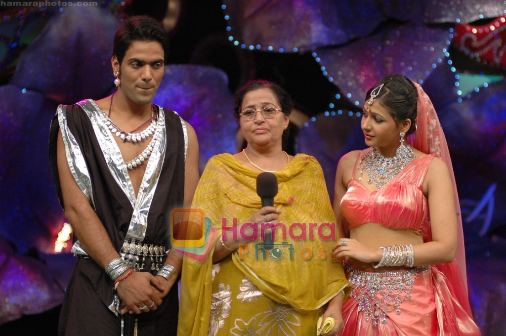 Manav, Rashmee's mother, Rashmee at Aajaa Mahi Vay in Star Plus on 18th September 2008