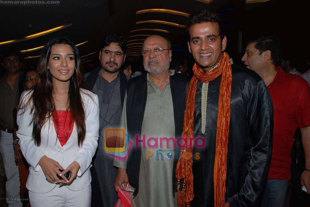 Amrita Rao, Yashpal Sharma,  Shyam Benegal, Ravi Kishan at the premiere of Welcome to Sajjanpur in Cinemax on 18th September 2008 