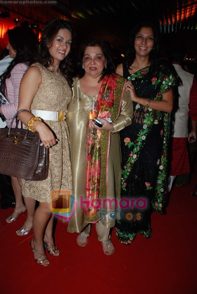 natasha poonawala, pallavi jaikishan and friend at Pallavi Jaikishan show at the HDIL Couture Week on 19th September 2008