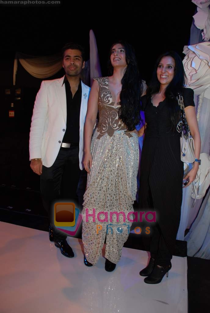 Karan Johar, Sonam Kapoor, Anamika Khanna at Anamika Khanna show at the HDIL Couture Week on 19th September 2008 