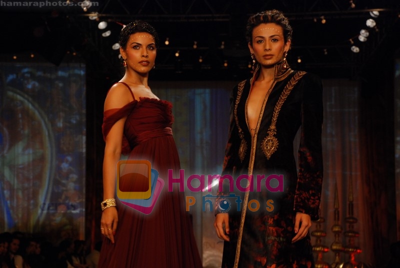 Pia Trivedi at Tarun Tahiliani Show at HDIL Couture Week on 22nd September 2008 