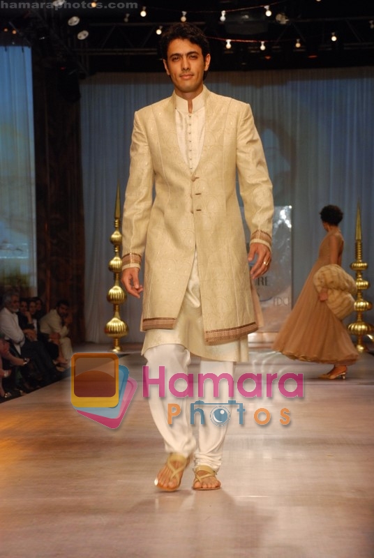 at Tarun Tahiliani Show at HDIL Couture Week on 22nd September 2008 