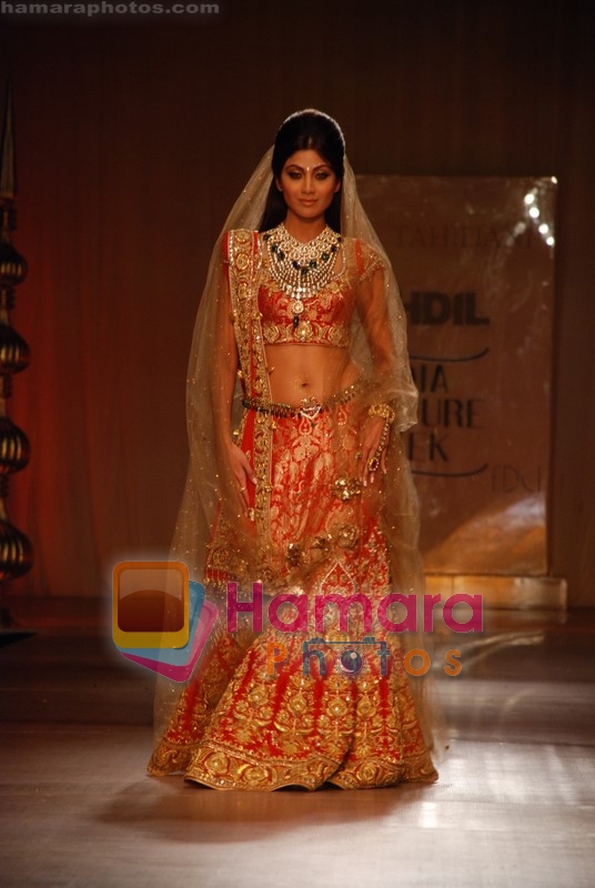Shilpa Shetty walk the Ramp for Tarun Tahiliani Show at HDIL Couture Week on 22nd September 2008 
