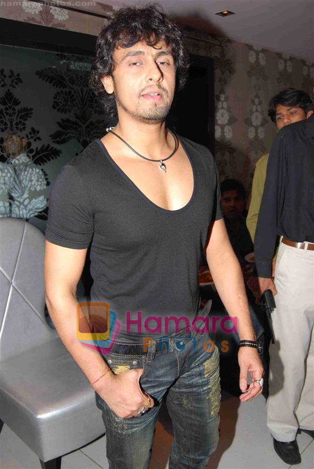 Sonu Nigam at Yogesh Lakhani Birthday Party in D Ultimate Club on 25th September 2008 